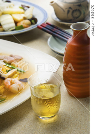 紹興酒のある食卓 863670