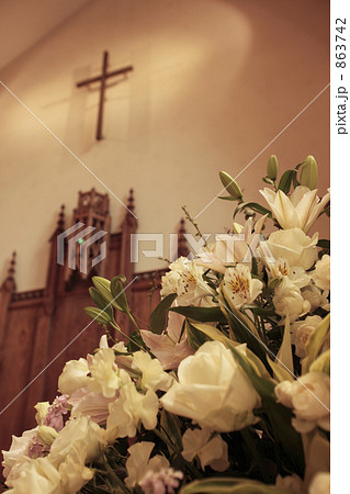 教会と花の写真素材