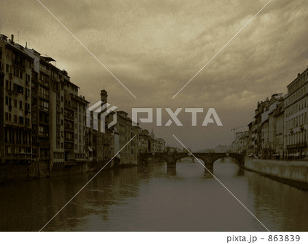 フィレンツェ ベッキオ橋から眺めたアルノ川(セピア) フィレンツェ ベッキオ橋から眺めたアルノ川(セピア) 863839