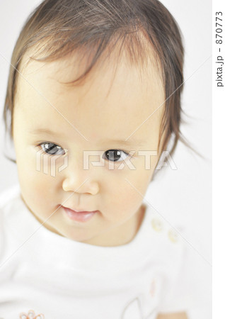 子供 可愛い１歳の女の子 白バックの写真素材