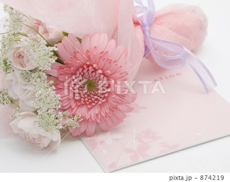 結婚式の招待状と花束 874219