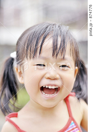 元気な笑顔と白い歯の２歳の女の子 874776