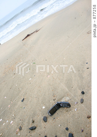 浜辺の携帯 877258