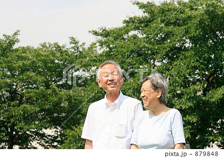 楽しそうに笑う老夫婦 楽しそうに笑う老夫婦 879848