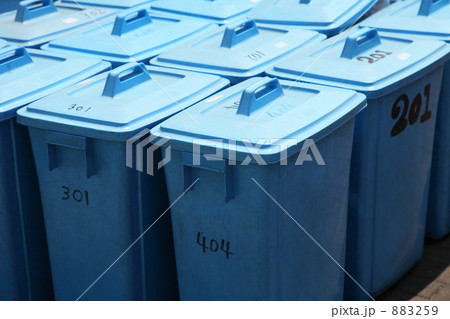 たくさんのゴミ箱 883259