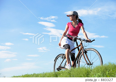 自転車で土手を走る女性の写真素材 27