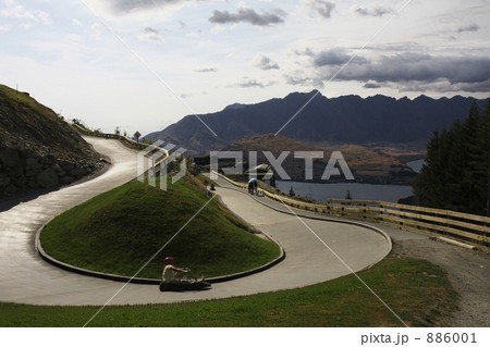 クイーンズタウンでリュージュで遊ぶ・カーブでのひとコマ 886001