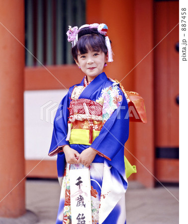 千歳飴を持つ少女 887458