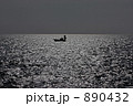 890432