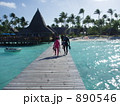 タヒチ　桟橋を歩くダイビング帰りの2人 890546