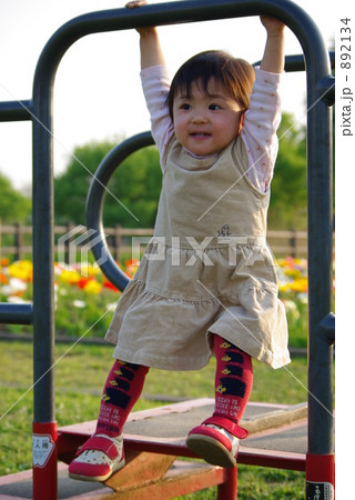 鉄棒で遊ぶ女の子の写真素材 2134