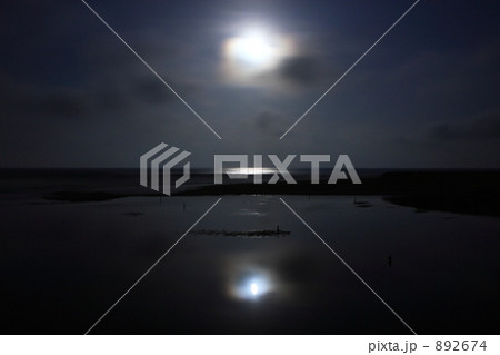 海面に映し出される月光 892674