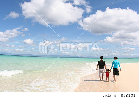 ビーチでお散歩 893101