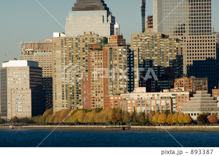 秋のバッテリパークシティ 893387