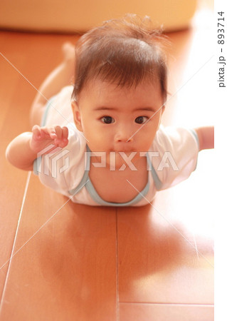 ヒコーキポーズの赤ちゃん ヒコーキポーズの赤ちゃん 893714