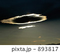 893817