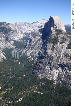 アメリカ西海岸最大の国立公園のひとつ。氷河で削られたハーフドーム。 895167