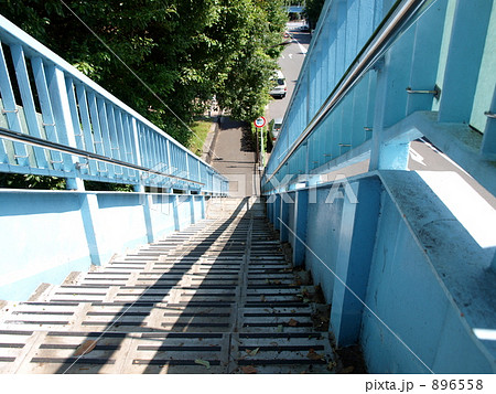 歩道橋の上から見下ろすの写真素材 896558 Pixta
