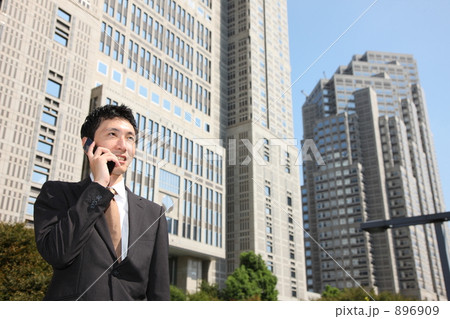 携帯電話で話すビジネスマン 896909
