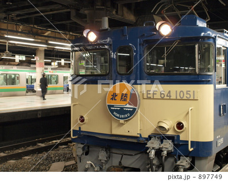 897749