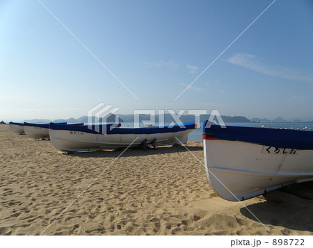 青空　砂浜　ボート 898722