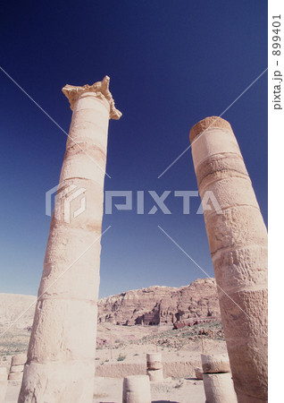 ペトラ遺跡、柱群越し王家の墓 899401