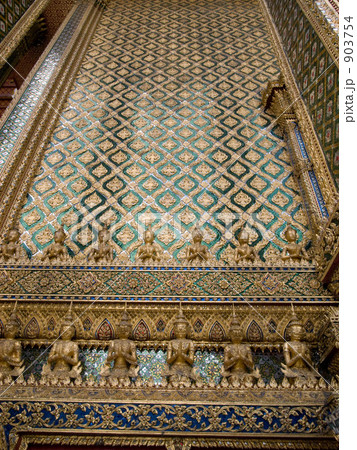 ワット・プラ・ケオの塔堂の壁と仏像 903754