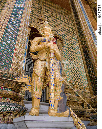 ワット・プラ・ケオの塔堂の仏像 903758