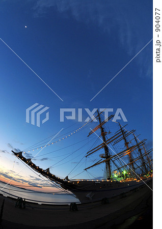 暮れ行く港 904077