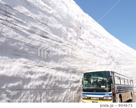 見上げるくらい高い雪の壁 見上げるくらい高い雪の壁 904673