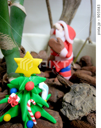 ハンドメイドのサンタクロースとクリスマスツリー 905083