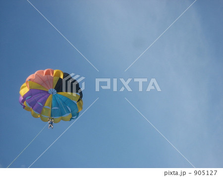 黄色いビーチパラソルとサイパンの夏 905127