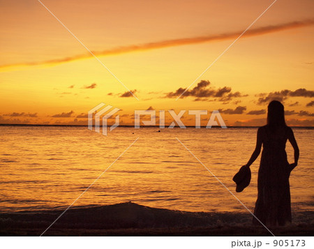 サイパンの夕焼けと女性のシルエット 905173