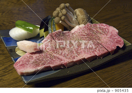 A-5ランクの飛騨牛ステーキを焼く前の盛り付け・野菜とともに 905435