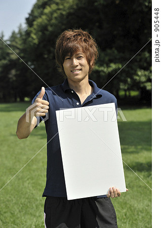 ホワイトボードを持つ男性 905448