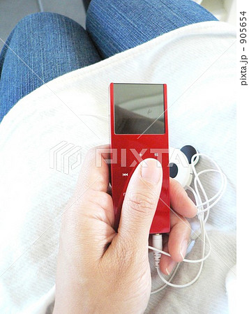 ＳＤを聞く女性 905654