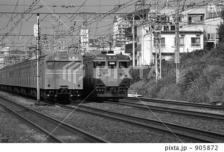 鉄道 国鉄 113系東海道線と103系京浜東北線 昭和56年の写真素材