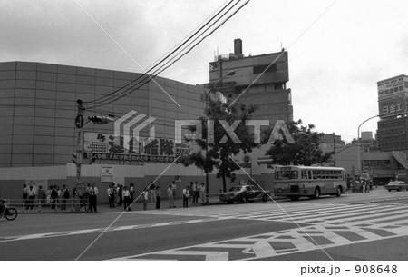 解体工事中の日本劇場と朝日新聞本社 昭和56年 解体工事中の日本劇場と朝日新聞本社 昭和56年 908648