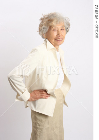 908982