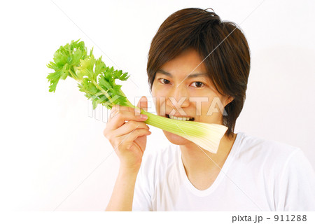 セロリを食べる男性 911288
