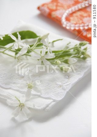 白いハンカチとお数珠 911580