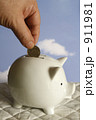 ぶたさんの貯金箱にコインを入れます 911981
