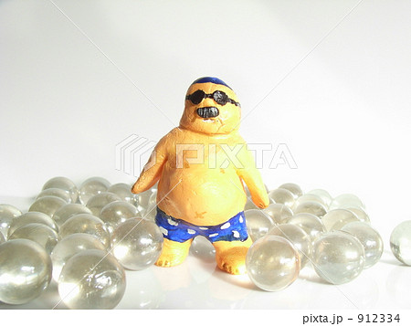 海パンのおじさんフィギュアがビー玉の上で仁王立ち 912334