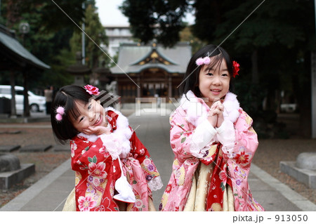 七五三のお祝いで神社にお参り 913050