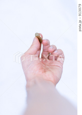 コインを持つ手 コインを持つ手 913079