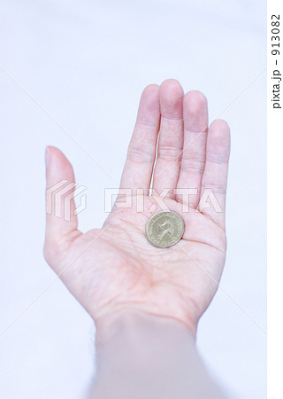 コインを持つ手 913082