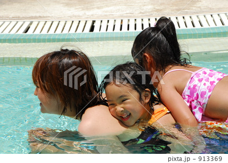 プールで親子亀 913369