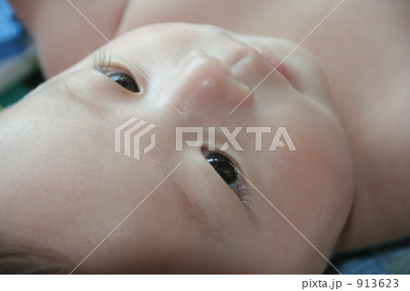 乳児の澄んだ瞳 913623
