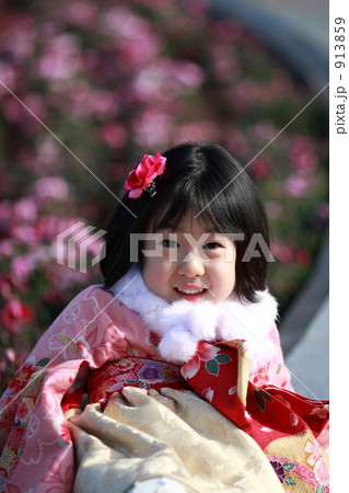 七五三参りの帰りに立ち寄った公園の花壇前で笑顔でハイチーズ♪ 七五三参りの帰りに立ち寄った公園の花壇前で笑顔でハイチーズ♪ 913859