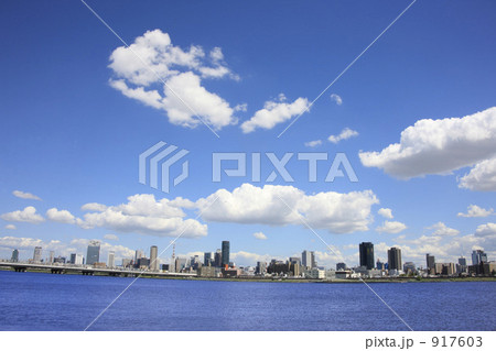 青空とビル群 917603